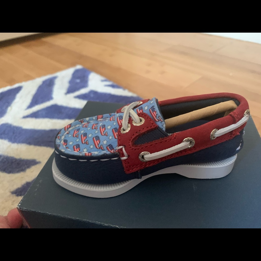 Baby vineyard vines Sperrys! Size 5